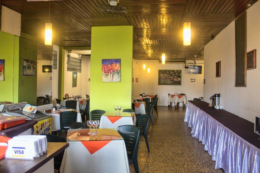 Amazon Hotel Iquitos Buitenkant foto